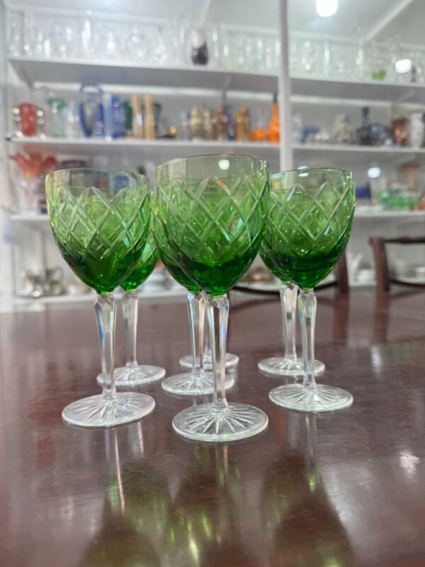 Juego de 7 copas de cristal súper tallado verde