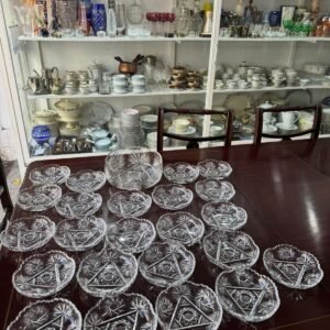Exquisito juego de ensaladera/ frutera o centro de mesa con 21 platos de cristal súper tallado