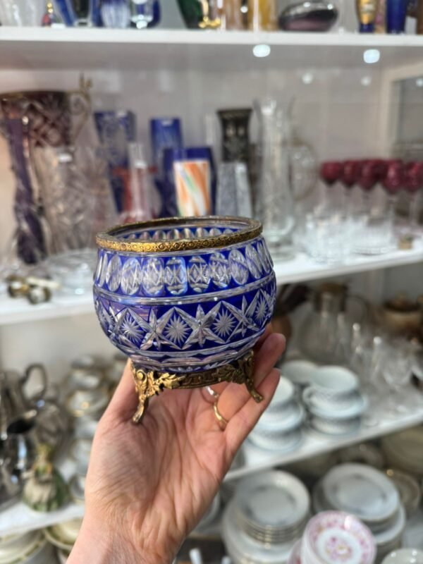 Bombonera de cristal súper tallado azul con monturas de bronce