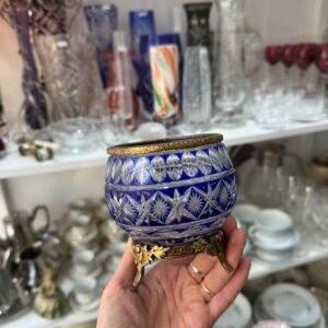 Bombonera de cristal súper tallado azul con monturas de bronce