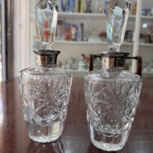 Par de botellones o perfumeros de cristal súper tallado