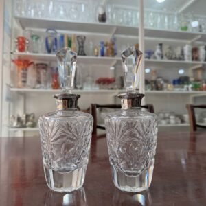 Par de botellones o perfumeros de cristal súper tallado