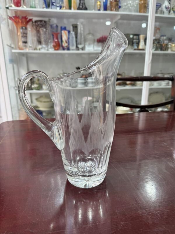 Jarra de cristal con pico vertedor