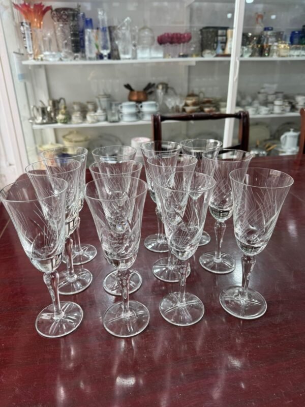 Juego de 12 copas de cristal súper tallado para vino - Image 3