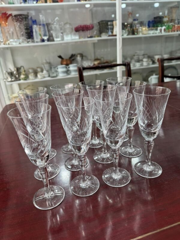 Juego de 12 copas de cristal súper tallado para vino