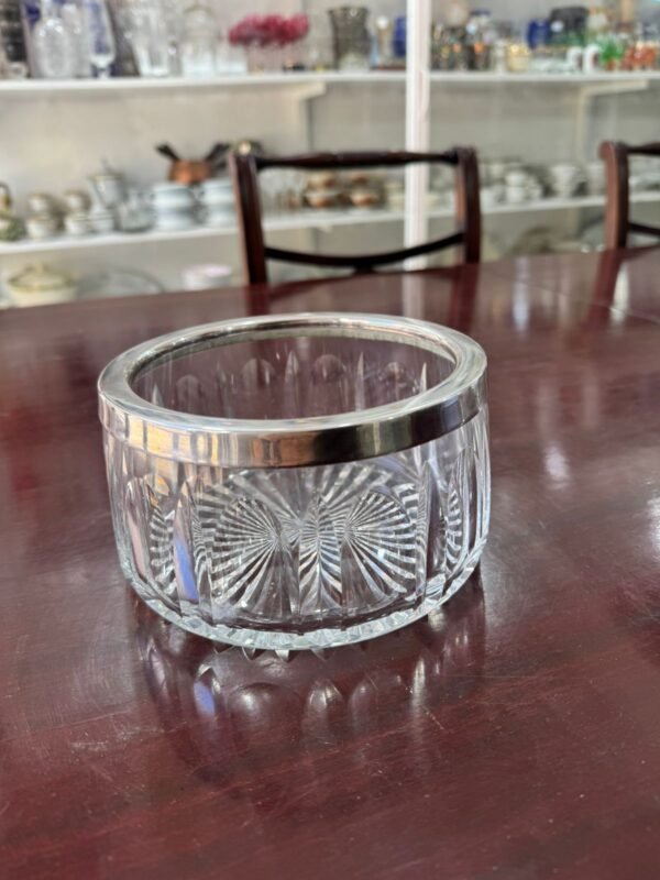 Centro de mesa de cristal súper tallado con guarda de platería