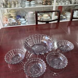 Set de fuente con 4 compoteras vidrio prensado lila