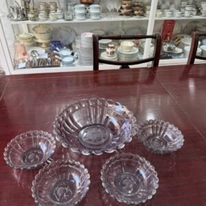 Set de fuente con 4 compoteras vidrio prensado lila