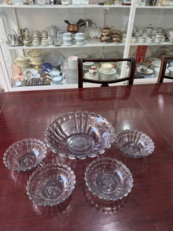 Set de fuente con 4 compoteras vidrio prensado lila