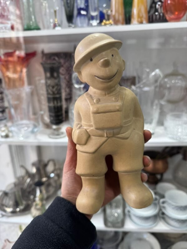 Figura de la serie 'Our Gang' de Bovey Pottery de un Guardián ARP