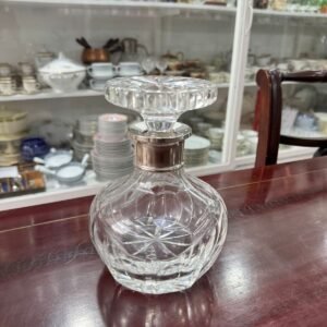 Botellón de cristal súper tallado con pico de plata