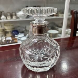Botellón de cristal súper tallado con pico de plata