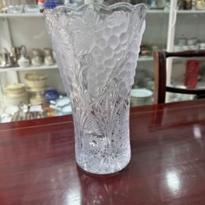 Florero de vidrio antiguo con uvas en opalina