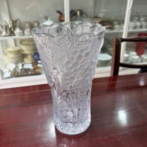 Florero de vidrio antiguo con uvas en opalina