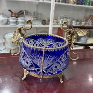 Exquisito centro de mesa de cristal súper tallado azul con monturas de bronce
