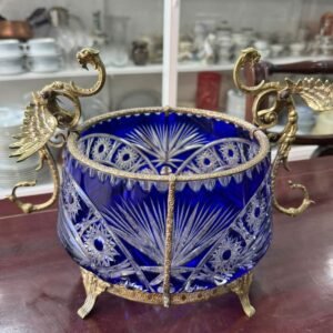 Exquisito centro de mesa de cristal súper tallado azul con monturas de bronce