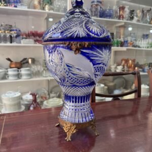 Potiche de cristal súper tallado azul grande con monturas de bronce