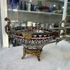 Centro de mesa de cristal súper tallado rubi con monturas de bronce