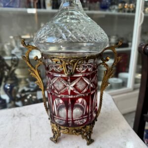 Bombonera o caramelera de cristal súper tallado rubi con monturas de bronce