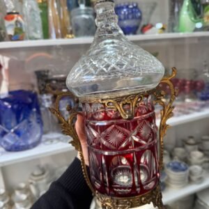 Bombonera o caramelera de cristal súper tallado rubi con monturas de bronce