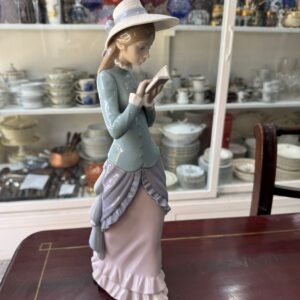 Figura porcelana LLADRO mujer leyendo un libro alta