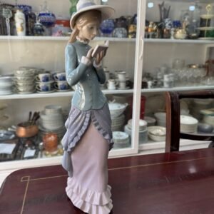Figura porcelana LLADRO mujer leyendo un libro alta