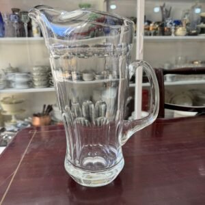 Jarra de cristal con pico vertedor