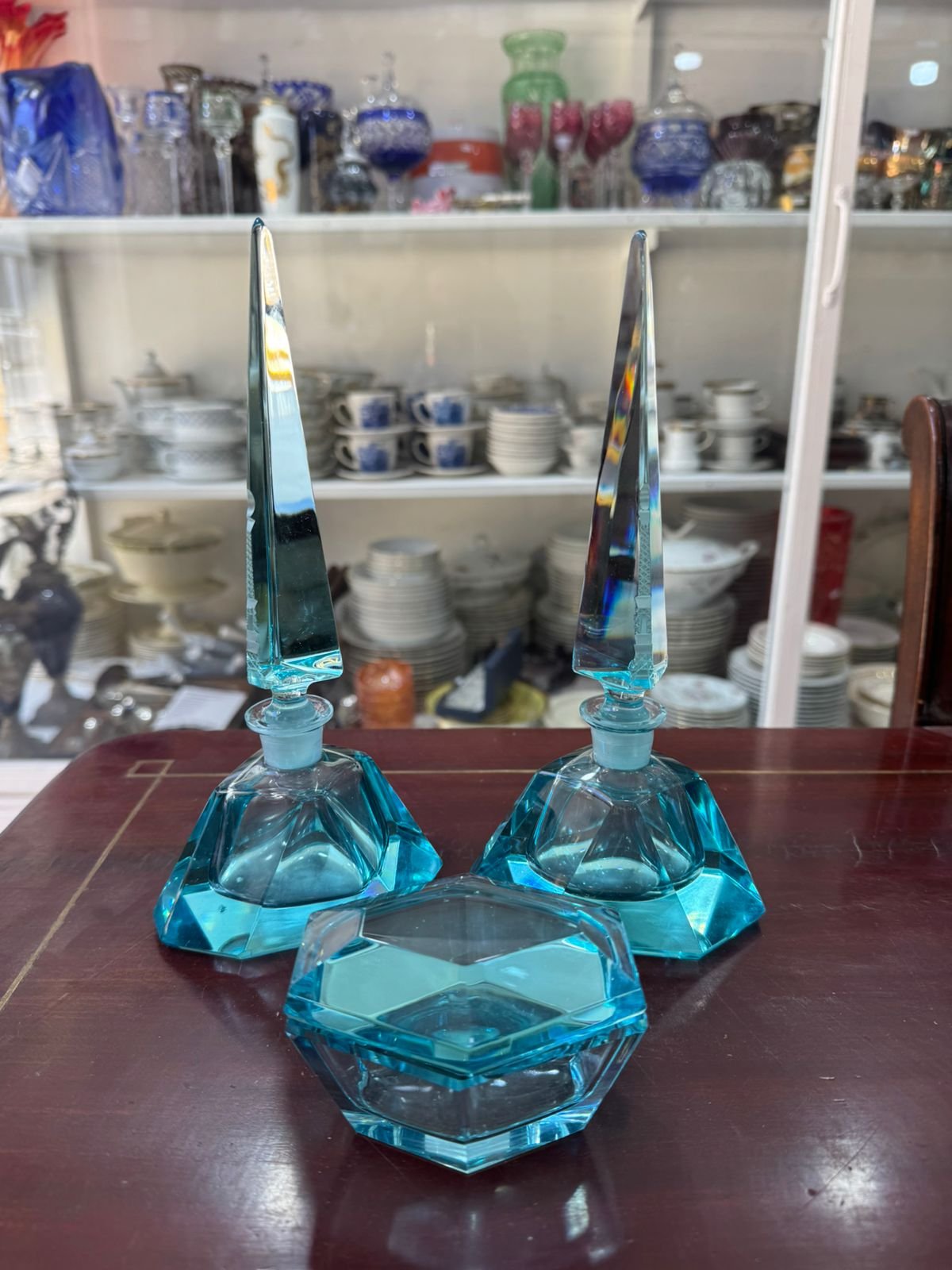 Set de perfumeros de cristal el tapón tiene la torre Eiffel tallada – 3 piezas - Image 5