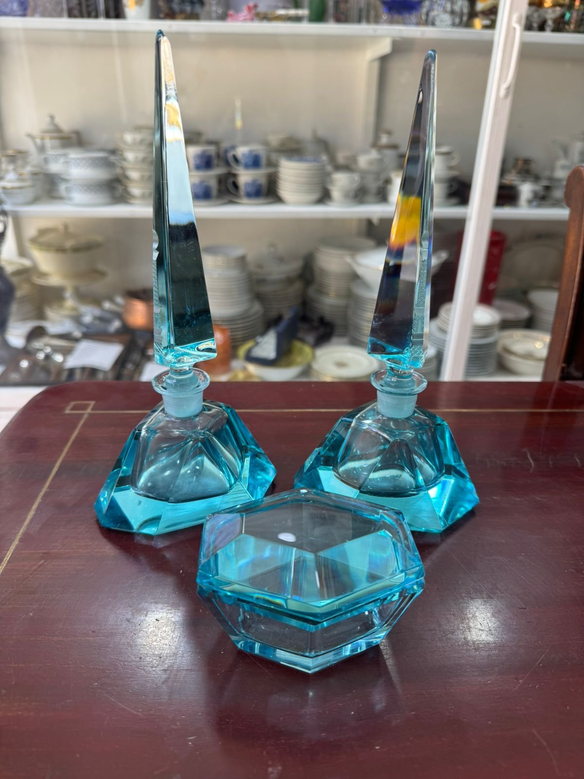 Set de perfumeros de cristal el tapón tiene la torre Eiffel tallada – 3 piezas - Image 2