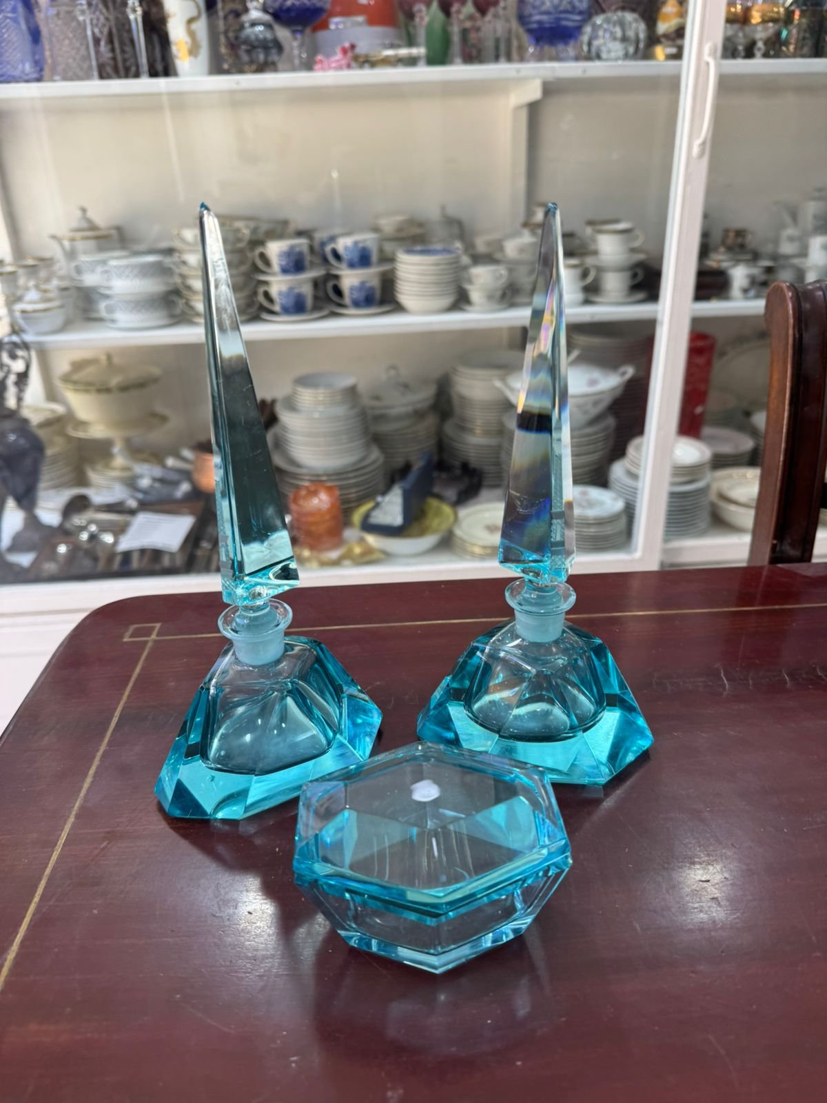 Set de perfumeros de cristal el tapón tiene la torre Eiffel tallada – 3 piezas