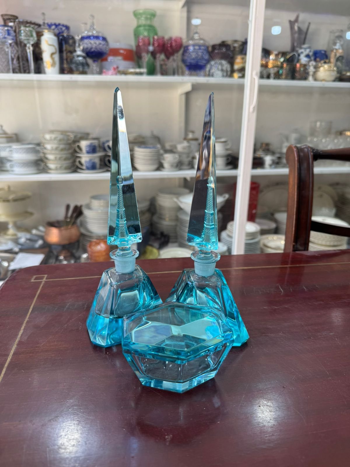 Set de perfumeros de cristal el tapón tiene la torre Eiffel tallada – 3 piezas - Image 4