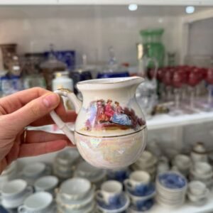 Lechera con escena victoriana