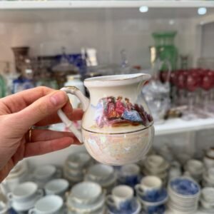 Lechera con escena victoriana