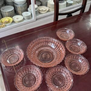 Ensaladera con 6 compoteras vidrio prensado rosa