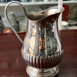 Jarra de metal plateada