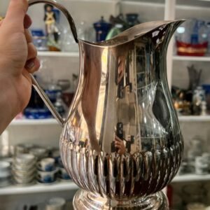Jarra de metal plateada