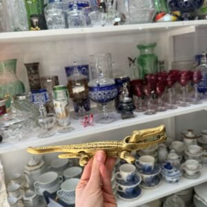 Cocodrilo rompe nueces de bronce