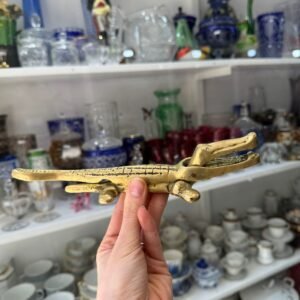 Cocodrilo rompe nueces de bronce