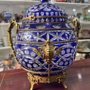 Potiche de cristal súper tallado azul con monturas de bronce