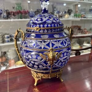 Potiche de cristal súper tallado azul con monturas de bronce