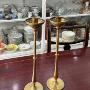 Par de candelabros de bronce