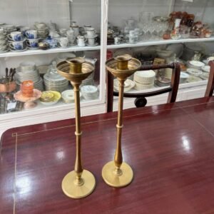 Par de candelabros de bronce