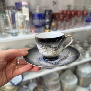 Dúo de café porcelana japonesa con dragones en relieve – se ve a la geisha en el fondo de la taza
