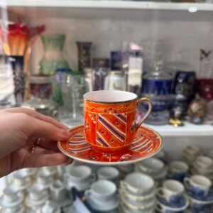 Dúo de café porcelana japonesa pintada a mano – se ve a la geisha en el fondo de la taza