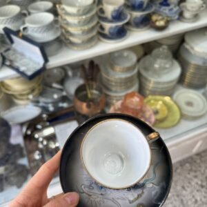 Dúo de café porcelana japonesa con dragones en relieve – se ve a la geisha en el fondo de la taza