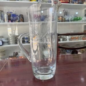 Jarra de vidrio tallada