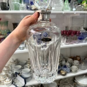 Gran botellón de cristal con el pico en platería