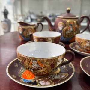 Juego de té porcelana satsuma pintado a mano con oro – se ve a la geisha en el fondo de la taza