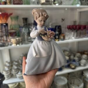Figura porcelana NAO nena con flores