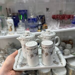 Set de aceitera, vinagrera, salero, pimentero con la fuente de porcelana